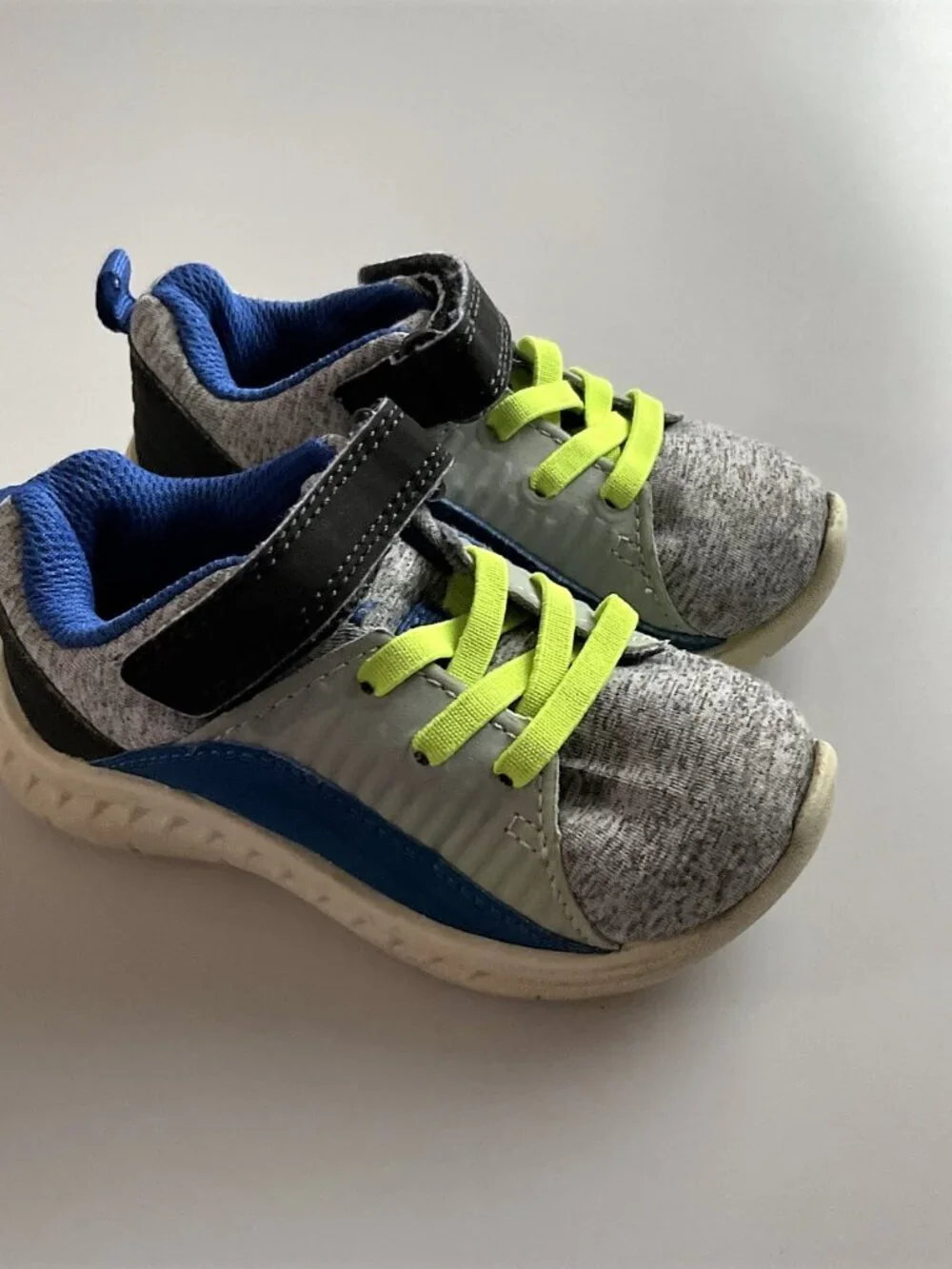 TODDLER SNEAKERS WITH HOOK AND LOOP CLOSURE